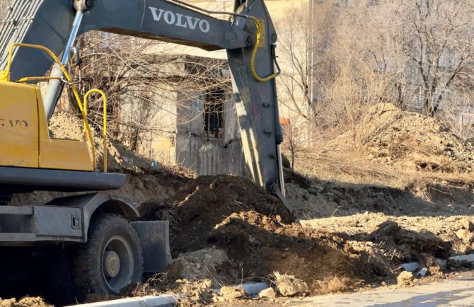 Порыв на трубопроводе оставил без холодного водоснабжения микрорайон Биробиджан-2